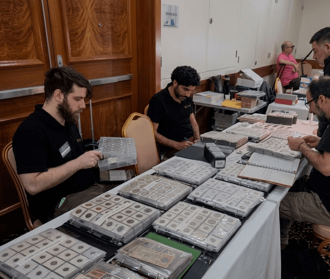 Equipo de Numismática Magallanes trabajando con una colección
